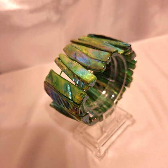 Mother of pearl green stretchy bracelet Beautiful! 1.5" wide - Picture 1 of 6
